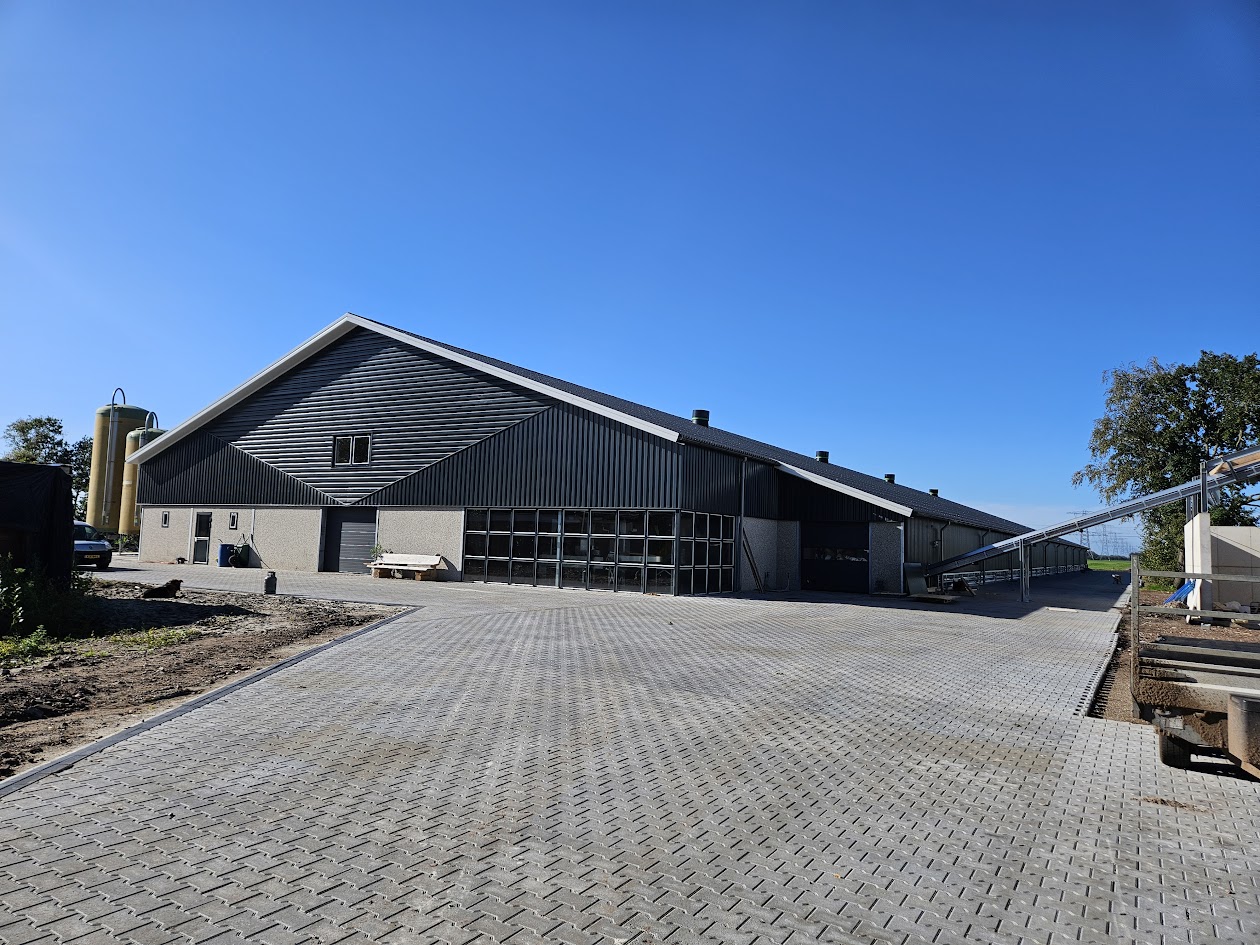 Op de strobaal met: Elma Vroege